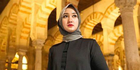 Trend Model Kaftan Terbaru 2023: Inspirasi dari Selebriti dan Desainer Lokal
