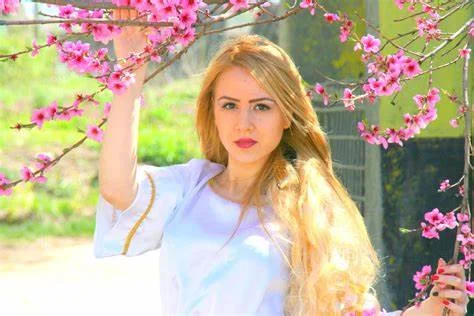 4 Warna Pakaian yang Cocok untuk Wanita yang Berambut Pirang Sesuai Undertone