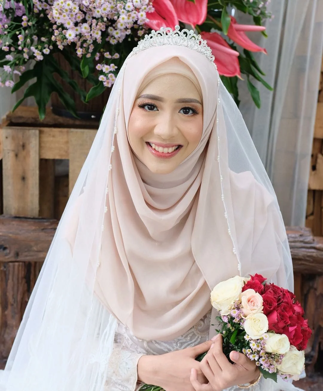 12 Gaun Pengantin Berhijab Putih yang Membuat Anda Tampil Cantik dan Syar’i