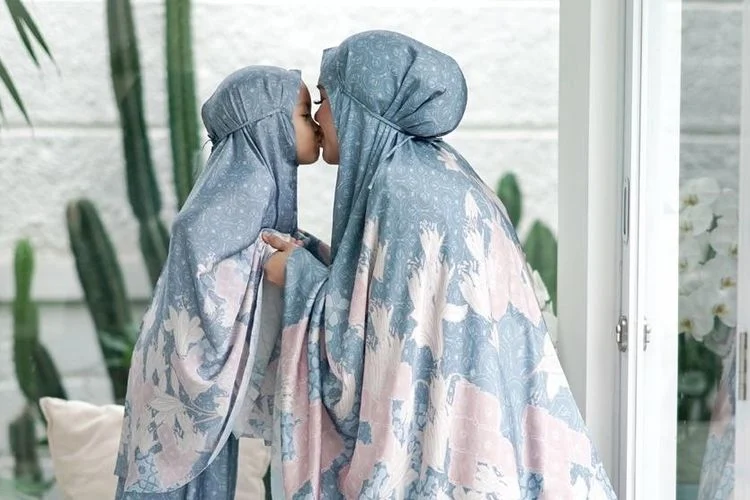 8 Rekomendasi Mukena Lebaran Terbaik 2024: Bahan, Model, dan Harga