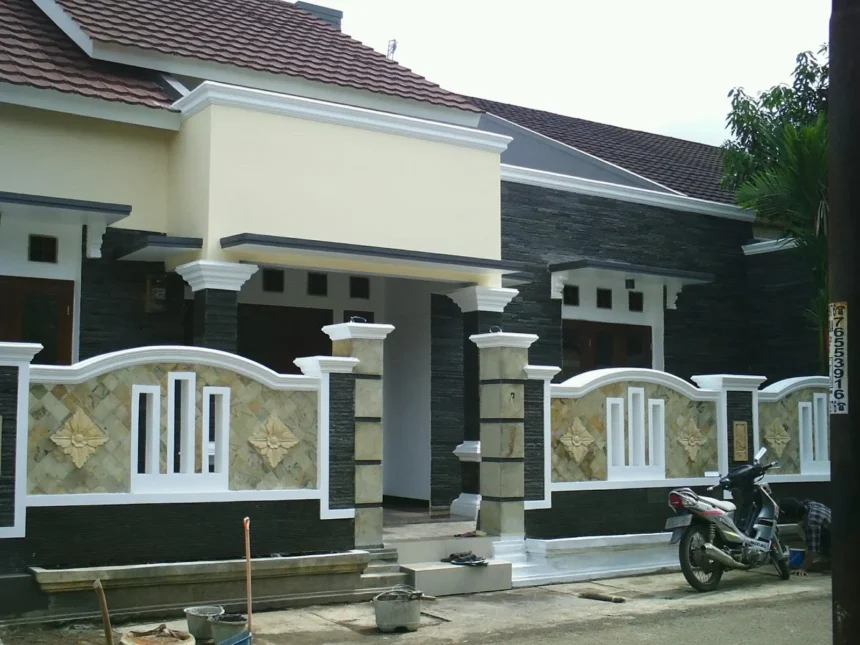 Teras Klasik Modern: 4 Paduan Keramik Dinding Setengah Badan dan Batu Alam