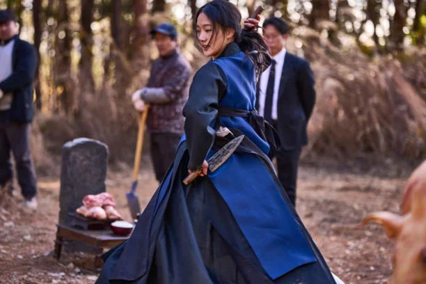 Dari Dukun Asli ke Dunia Akting: Transformasi Kim Go Eun untuk Exhuma