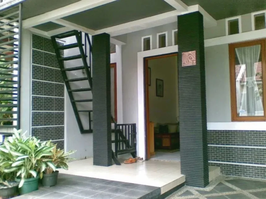 7 Ide Desain Batu Alam Setengah Badan dan Keramik untuk Teras Depan yang Elegan