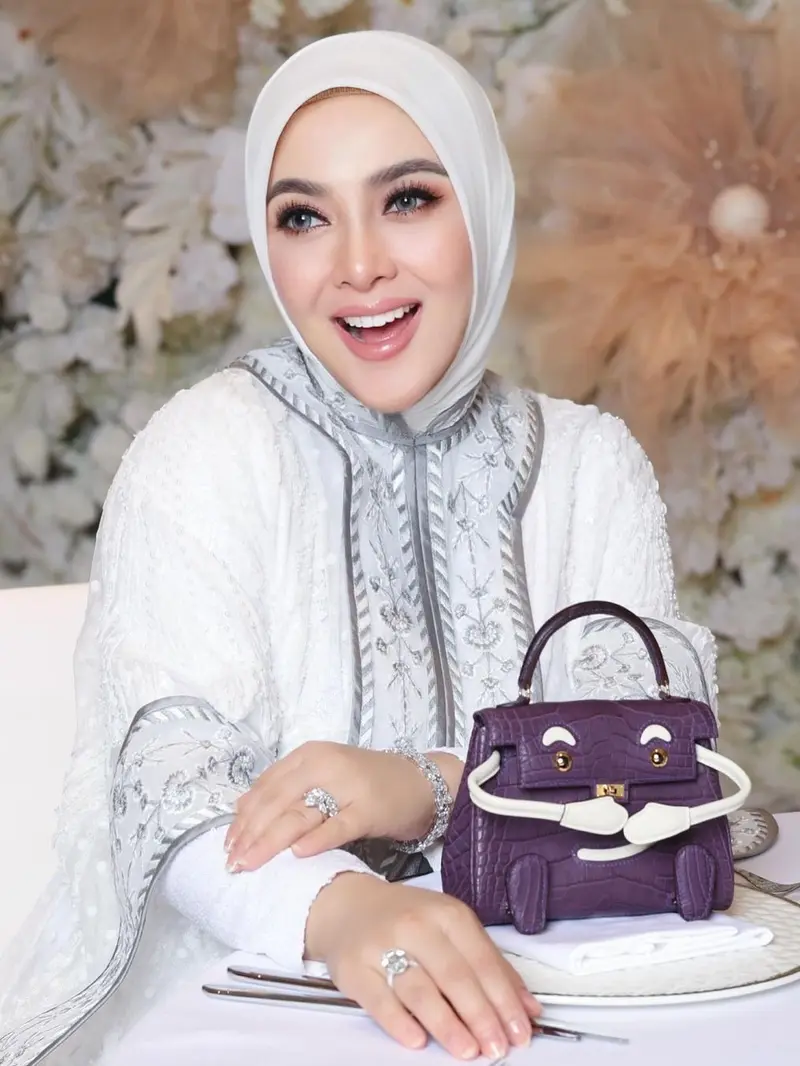 Gelar Tasyakuran 7 Bulan di Singapura, Syahrini Tenteng Tas Hermes Rp3,8 Miliar
