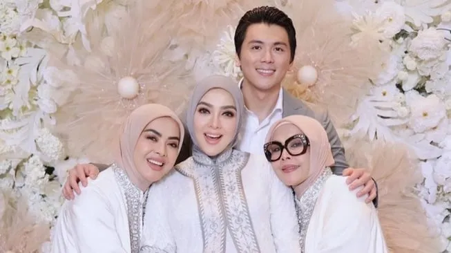 Syahrini Ungkap Alasan Gelar Tasyakuran 7 Bulan Kehamilan Tanpa Kehadiran Sang Mertua