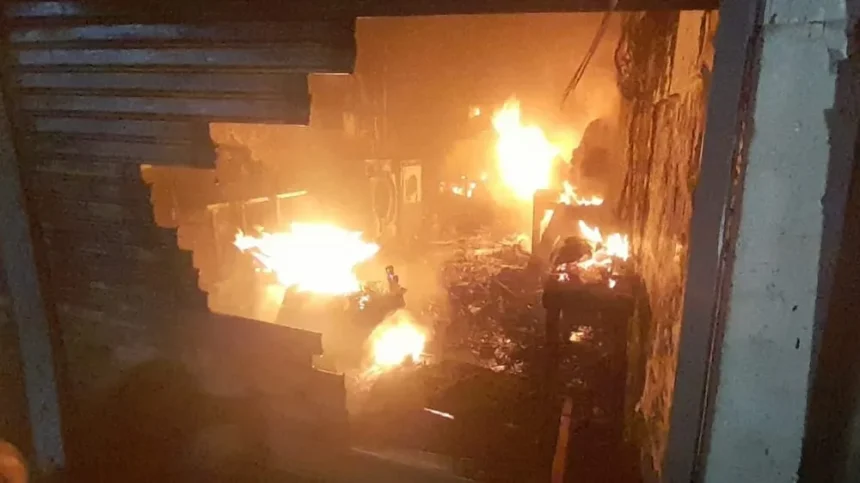 Kebakaran Hebat di Tambora: Lima Bangunan Hangus, Penyebab dan Upaya Pemadaman