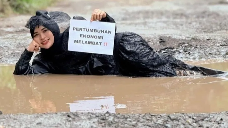 Aksi Selebgram di Jalan Rusak Lampung Selatan: Protes Unik yang Menjadi Sorotan Internasional