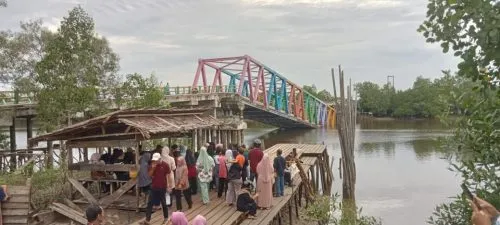 Detik-detik Jembatan Alai Kepulauan Meranti Ambruk, Warga Panik