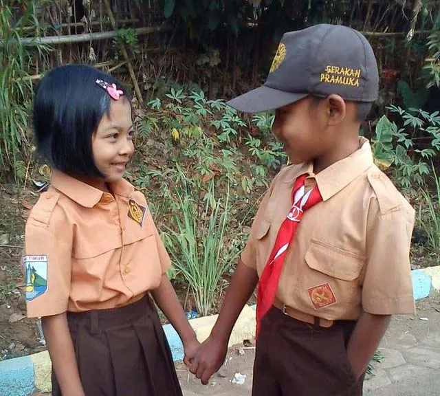 Curi-Curi Pandang: 5 Cara Lelaki Memperlihatkan Ketertarikan Pada Wanita!!