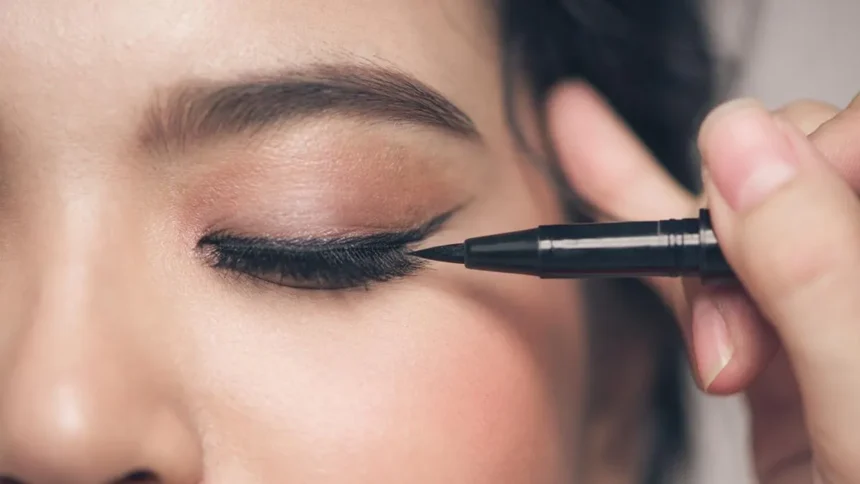 Eyeliner dengan Kandungan Tar Batubara: Harus Kamu Hindari!