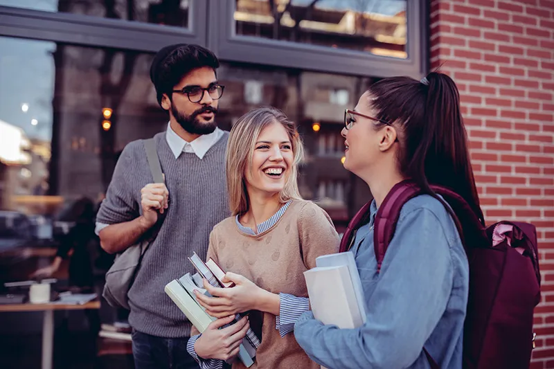 7 Alasan Mengapa Punya Pacar dengan Banyak Teman Cewek adalah Berkah!
