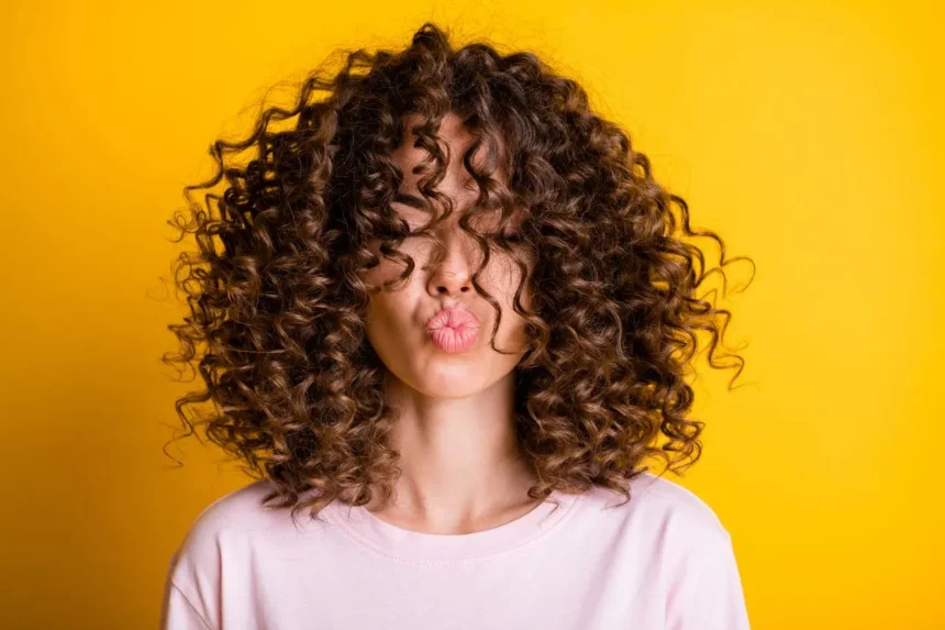 Stop Pakai Sampo Bersulfat! Baca Ini Sebelum Rambut Keritingmu Hancur