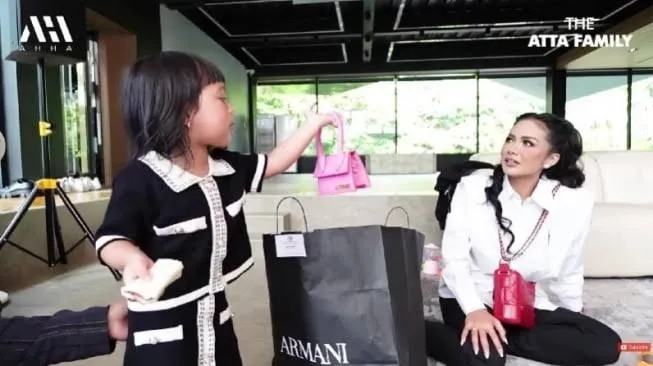 Heboh ! Kriss Dayanti Beri Hadiah Tas Mewah Dengan Harga Fantastis Kepada Cucunya