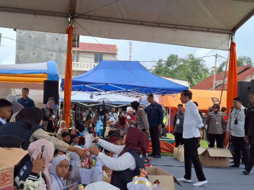 Presiden Jokowi Tinjau Posko Pengungsi Banjir di Sumbar: Sebuah Laporan Mendalam