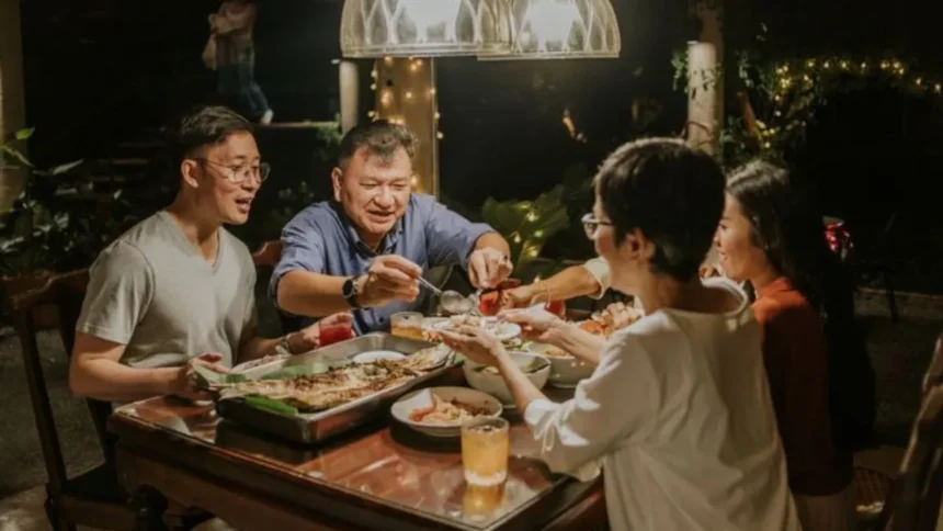 5 Jurus Jitu Biar Makan Malam Pertama Sama Mertua Gak Canggung!