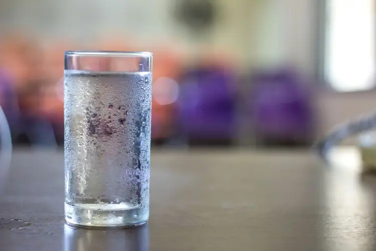 5 Dampak Buruk Minum Air Dingin yang Jarang Kamu Sadari (Ilustrasi)