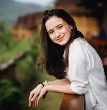 Sarah Menzel: Profil Influencer yang Dilamar oleh Azriel Hermansyah (Ilustrasi)