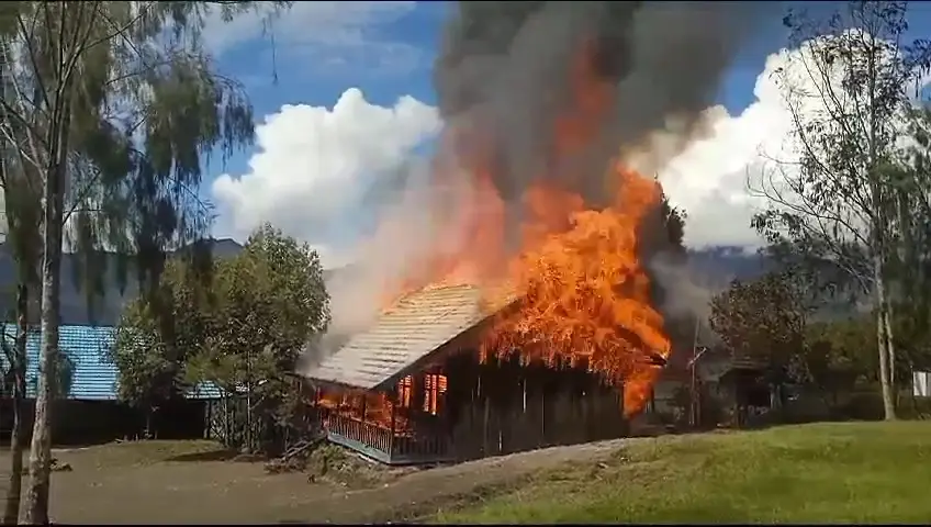 Brutal! KKB Papua Bakar Sekolah di Pegunungan Bintang, Ratusan Murid Kehilangan Tempat Belajar (Ilustrasi)