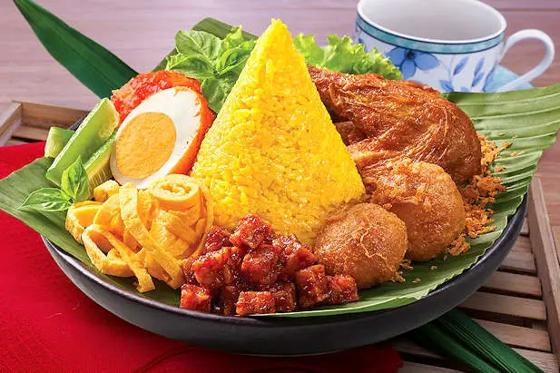 Resep Nasi Kuning Tradisional: Rahasia Bumbu Kuning yang Otentik dari Dapur Nenek (Ilustrasi)