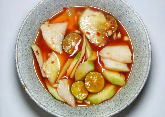 Resep Rujak Kuah Cuka Kombinasi Terasi yang Pedasnya Bikin Nagih (Ilustrasi)