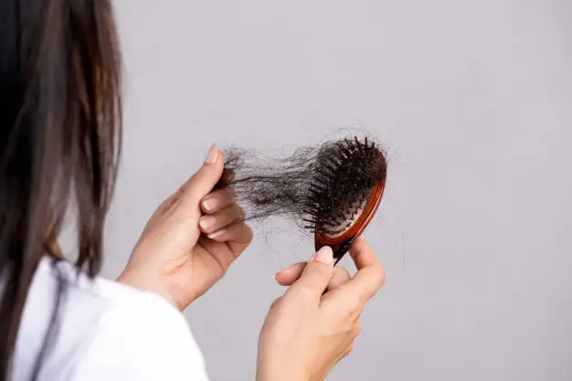 5 Penyebab Utama Rambut Rontok dan Cara Mengatasinya (Ilustrasi)