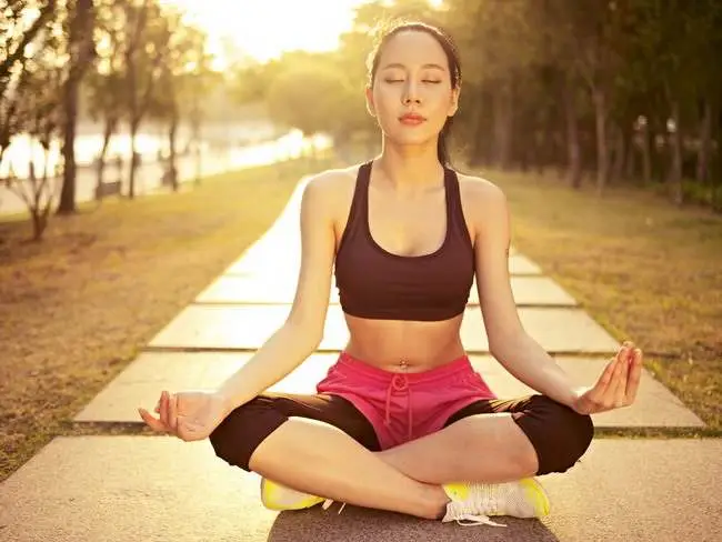 Tips Mengurangi Stres dengan Meditasi 10 Menit Setiap Hari (Ilustrasi)