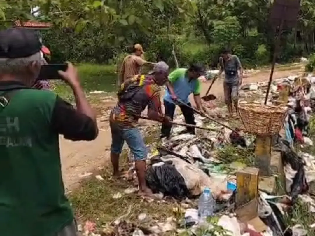 Tampak, bekas tumpukan sampah yang meluap ke permukiman warga di Desa Bandang Dajah, Kecamatan Tanjung Bumi, dibersihkan oleh DLH Bangkalan (Ilustrasi)