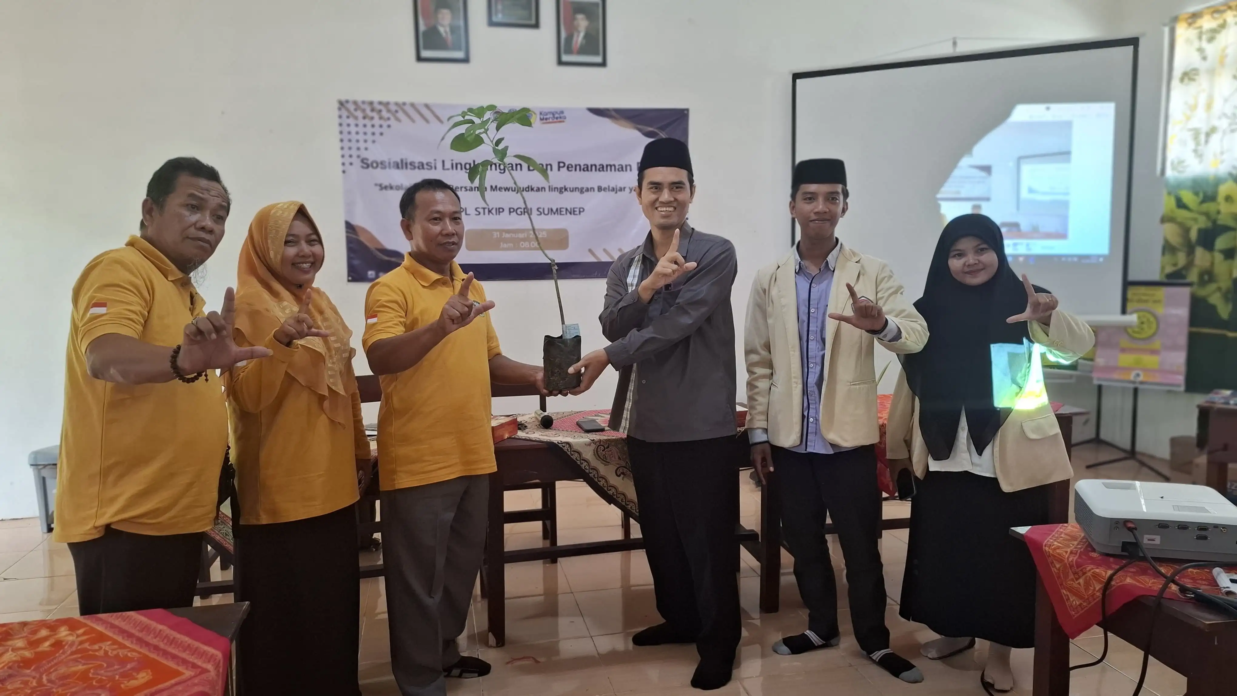 Wujudkan Sekolah Hijau, Mahasiswa PPL STKIP Lakukan Sosialisasi dan Penanaman Bersama Cabdin Kehutanan (Ilustrasi)