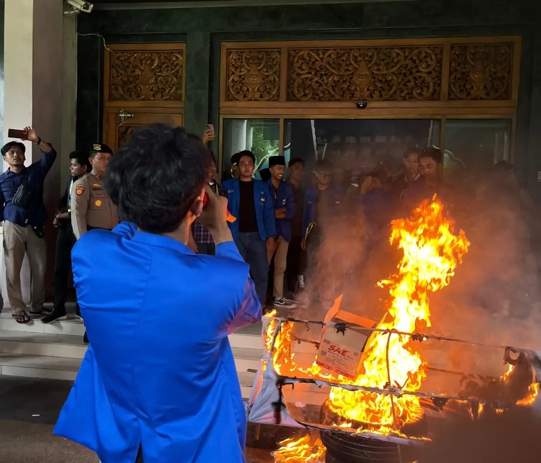 Tampak, aktivis PMII saat membakar ban, warnai aksi unjuk rasa di depan kantor Bupati Bangkalan. (Ilustrasi)
