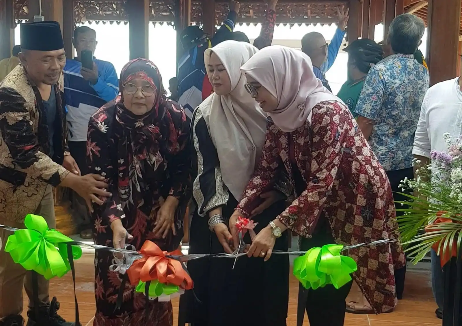 Tampak, Owner beserta keluarganya dan Pimpinan Adiluhung saat meresmikan Rumah Makan Al Yamani ditandai dengan pemotongan pita (Ilustrasi)