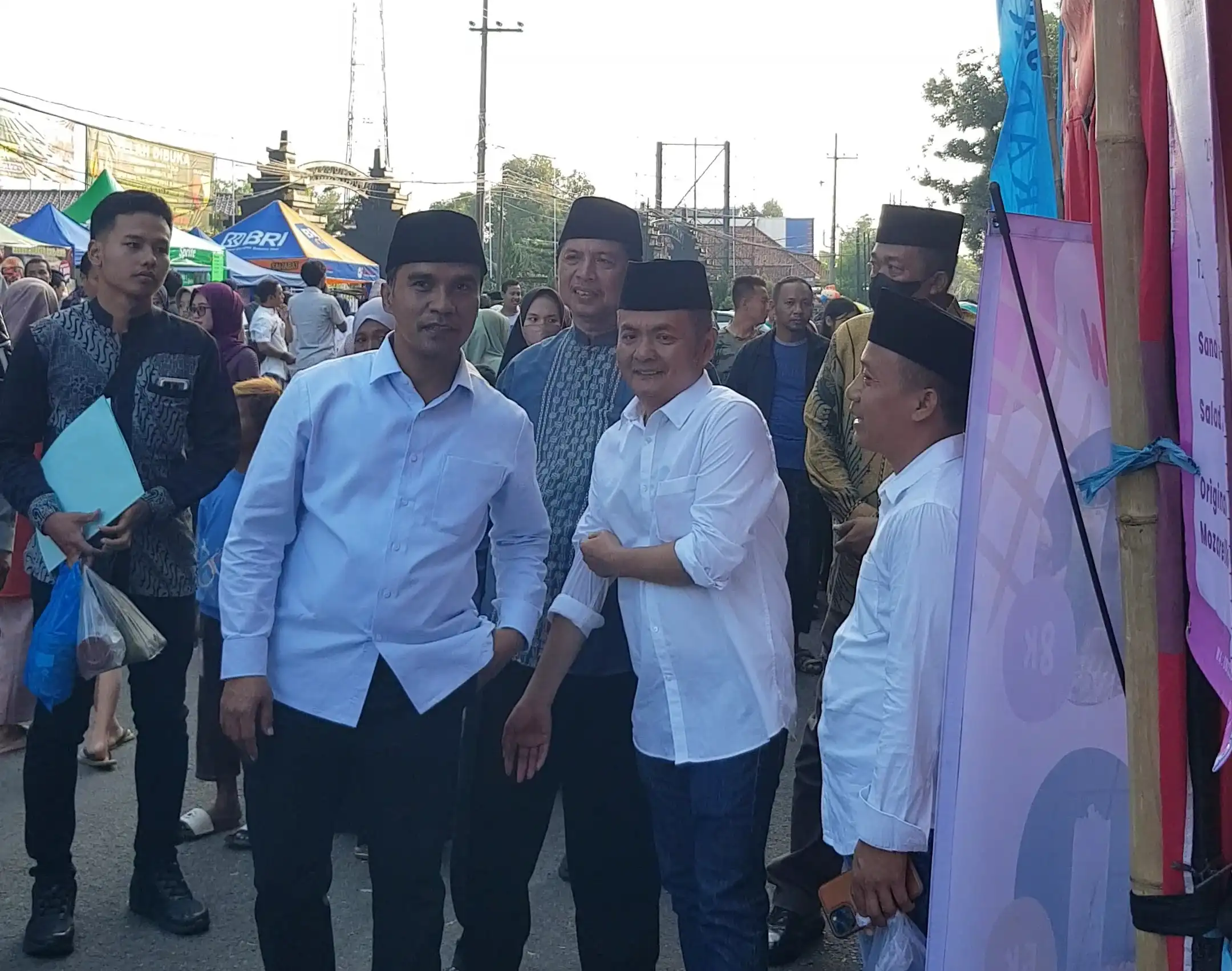 Bupati dan Wakil Bupati Bangkalan, saat mengelilingi pedagang kaki lima dalam bazar takjil di depan Pendopo Agung Bangkalan (Ilustrasi)