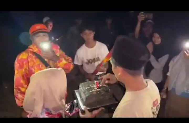 Rayakan Anniversary di Benteng Peninggalan Majapahit, Produser Terak TV; Jas Merah (Ilustrasi)