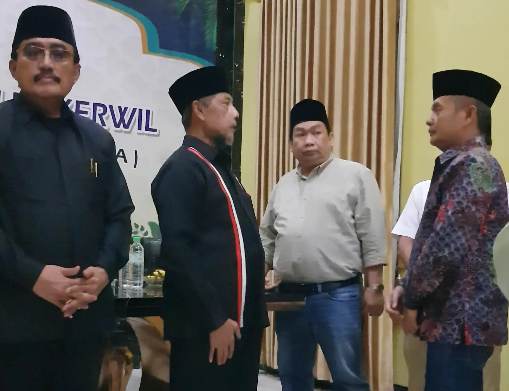 Wakil Bupati Bangkalan pakai Batik saat bincang-bincang bersama ketua IKAMA Pusat ditemani oleh tokoh penting lainnya (Ilustrasi)