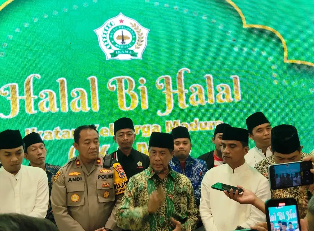 Tampak, Ketua IKAMA pusat saat di wawancarai didampingi pengusaha sukses asal Madura, Bupati dan Forkopimda Bangkalan, anggota DPR RI serta tokoh penting lainnya, usai pagelaran budaya toron ongge di gedung sentra IKM Suramadu. (Ilustrasi)