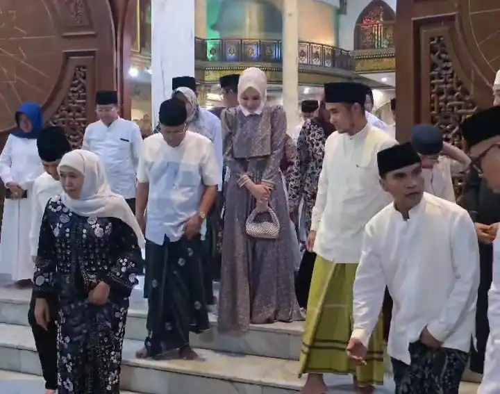 Khofifah dan Emil didampingi Bupati dan Wakil Bupati Bangkalan, serta RH. Imron Amin anggota DPR RI, saat Ziarah ke Makam Syaikhona Kholil (Ilustrasi)