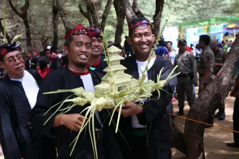 Festival Ketupat Sumenep 2025: Rayakan Tradisi Madura di Pantai Slopeng (Ilustrasi)