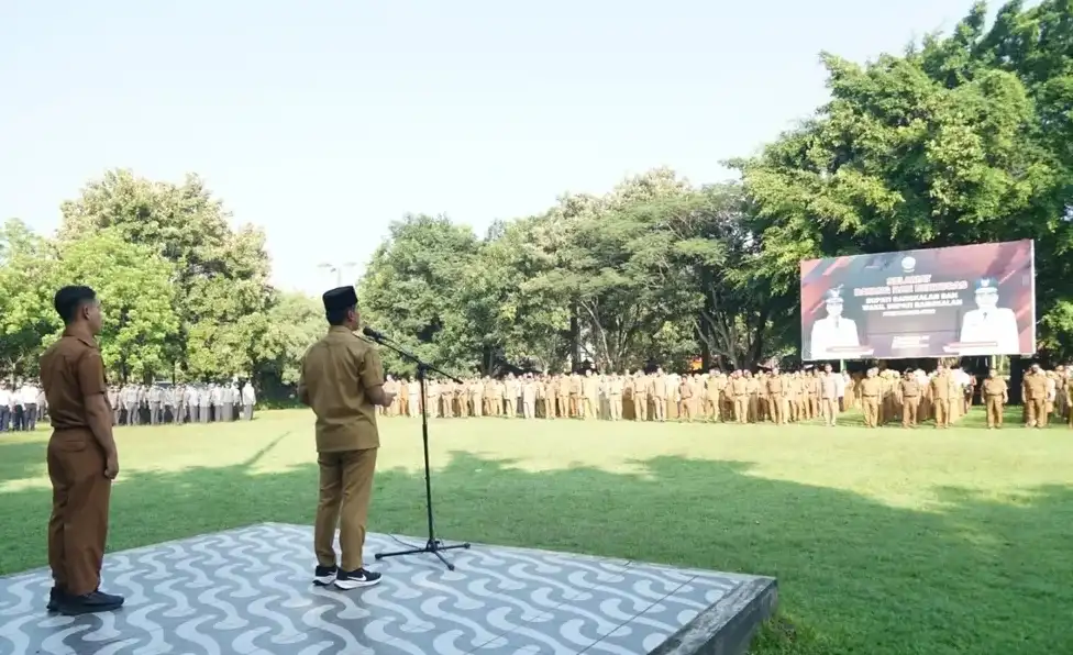 Bupati Bangkalan Lukman Hakim, saat memimpin apel perdana usai libur lebaran Idul Fitri (Ilustrasi)