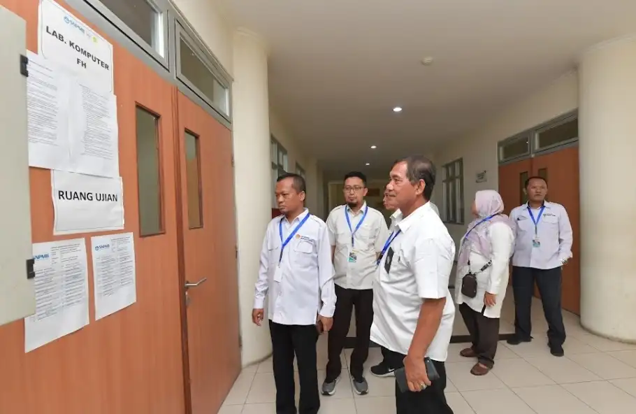 Tampak, Rektor UTM didampingi sivitas akademik meninjau ruang ruang UTBK SNBT 2025 (Ilustrasi)