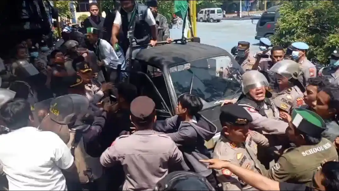 Demo Mahasiswa HMI di Depan Polres Bangkalan Ricuh, Tiga Orang Terluka (Ilustrasi)
