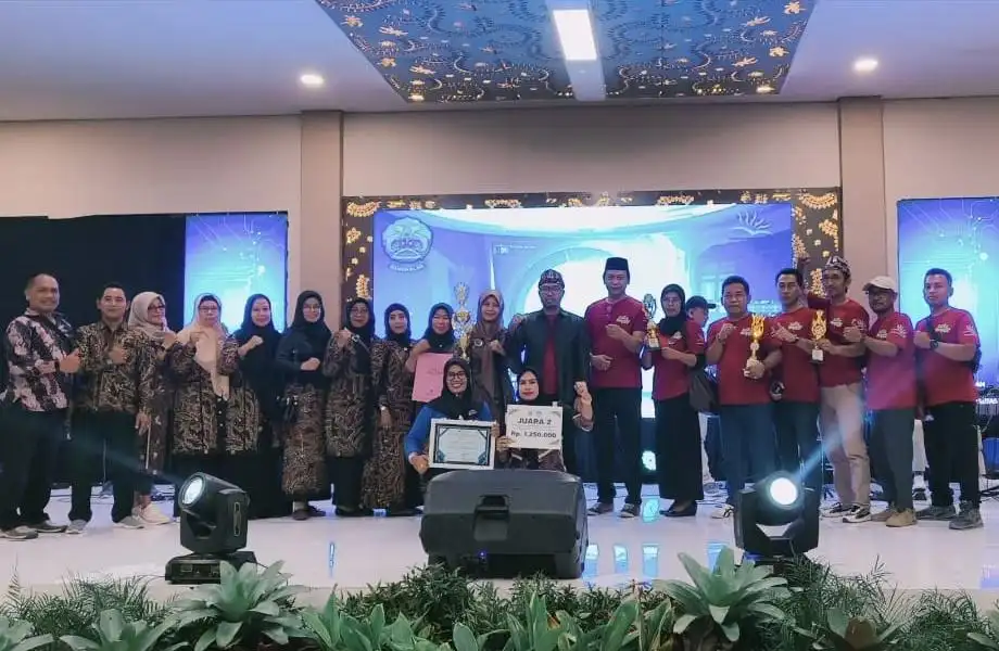 Jajaran guru dan Korwil Pendidikan Kecamatan Galis saat foto bersama menunjukkan hasil perolehan prestasi di Expo Pendidikan 2025 (Ilustrasi)