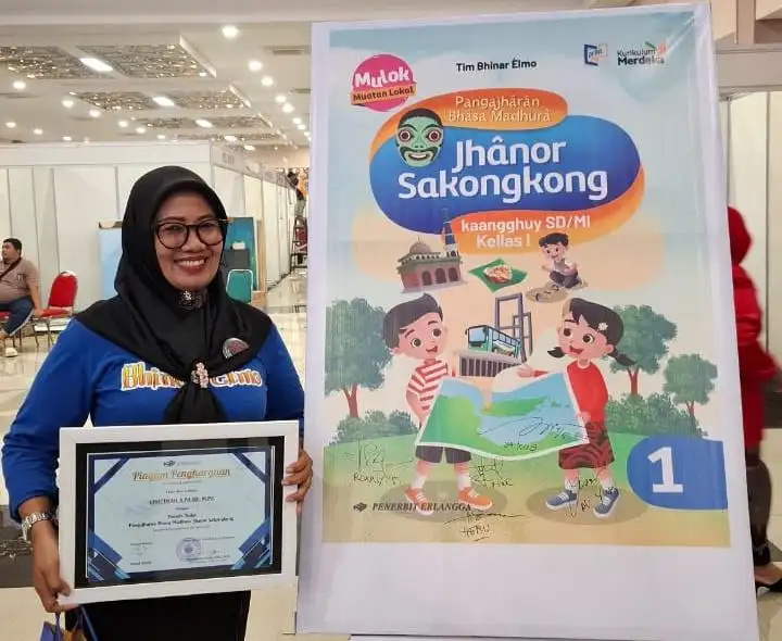 Chotimah, M.Pd. Kepala UPTD SDN Banjar 4, salah satu penulis Buku media ajar Bahasa Madura berjudul Jhânur Sakongkong (Ilustrasi)