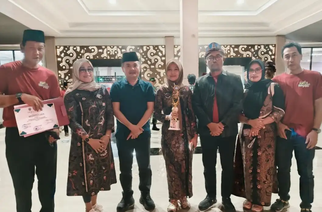 Korwil Galis saat foto bersama Wabub Bangkalan usai terima penghargaan di Expo Pendidikan (Ilustrasi)