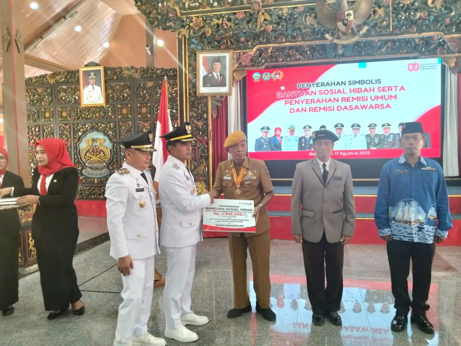 Ratusan Warga dan Lembaga di Bangkalan Terima Bantuan Sosial HUT RI ke-80 (Ilustrasi)
