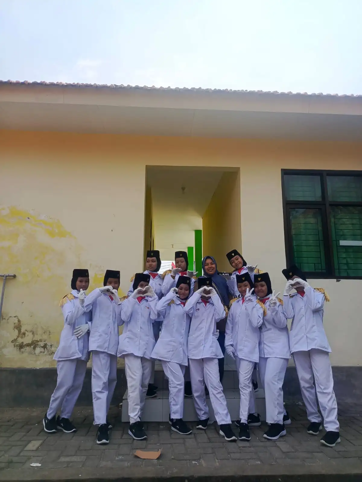 MTs Darul Hadits Klapayan Ukir Sejarah, Juara 1 Gerak Jalan Putri Tingkat Kecamatan (Ilustrasi)