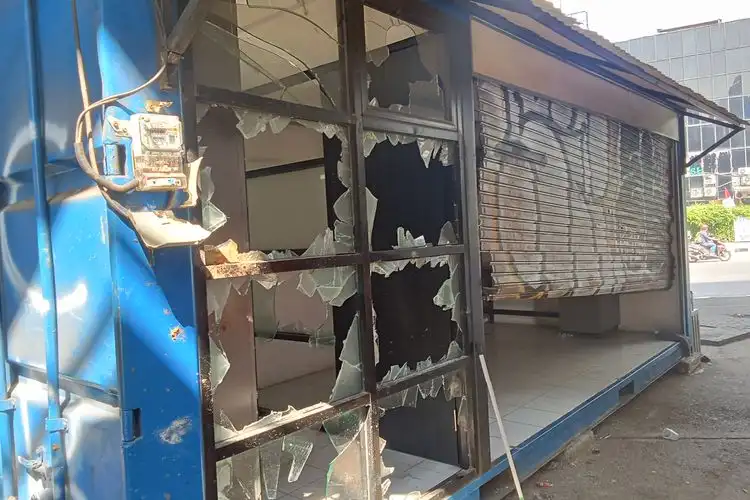 Pos Transjakarta Slipi Hancur Lebur Jadi Tempat Sampah Usai Demo Ricuh!