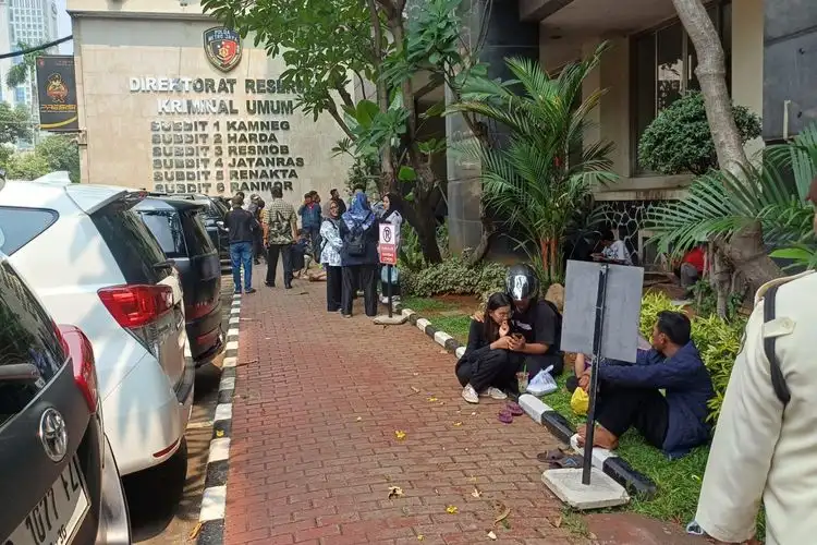 Tangis Pelajar dan Pelukan Haru: Momen Pulang ke Rumah Usai Demo di DPR!
