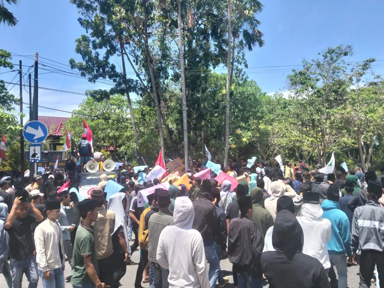 Demo Depan Pemkab Bangkalan, Bupati Dituntut Transparan Soal Lelang Proyek Hingga Pemerataan Pembangunan Desa (Ilustrasi)